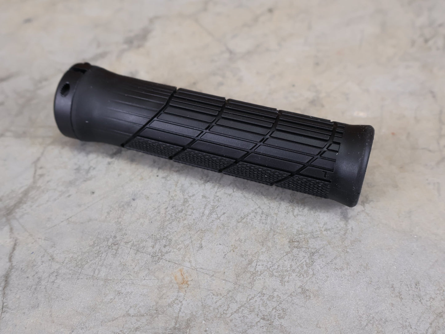 Griffe und Lenkerbänder von Trek, TREK LINE ELITE MTB - GRIFFE / 135 MM – EINZELKLEMMUNG – 32 MM – 130 G vor USEDBIKES - OB.DE Hintergrund