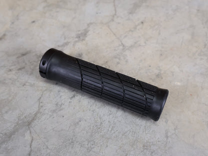 Griffe und Lenkerbänder von Trek, TREK LINE ELITE MTB - GRIFFE / 135 MM – EINZELKLEMMUNG – 32 MM – 130 G vor USEDBIKES - OB.DE Hintergrund