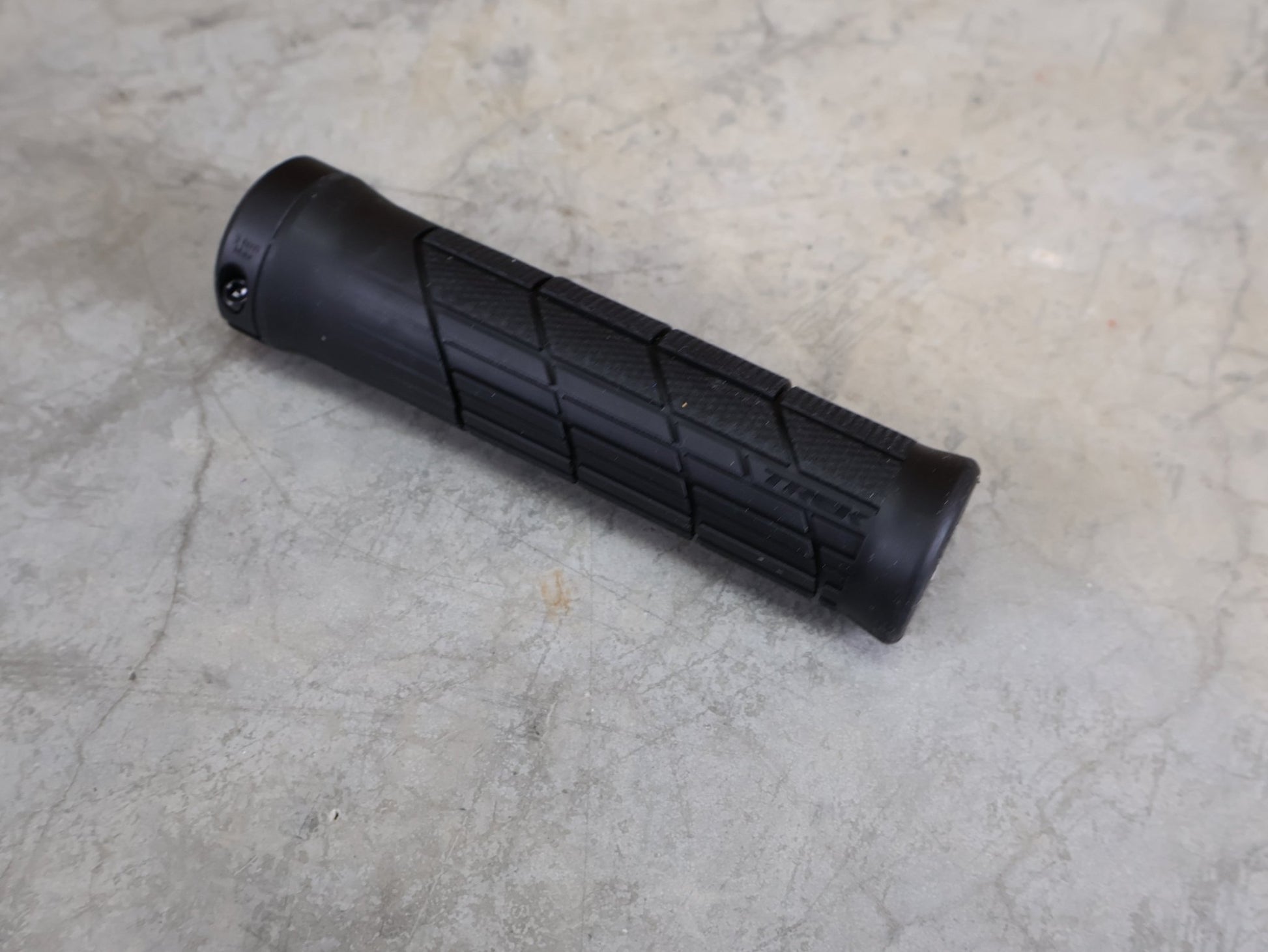 Griffe und Lenkerbänder von Trek, TREK LINE ELITE MTB - GRIFFE / 135 MM – EINZELKLEMMUNG – 32 MM – 130 G vor USEDBIKES - OB.DE Hintergrund