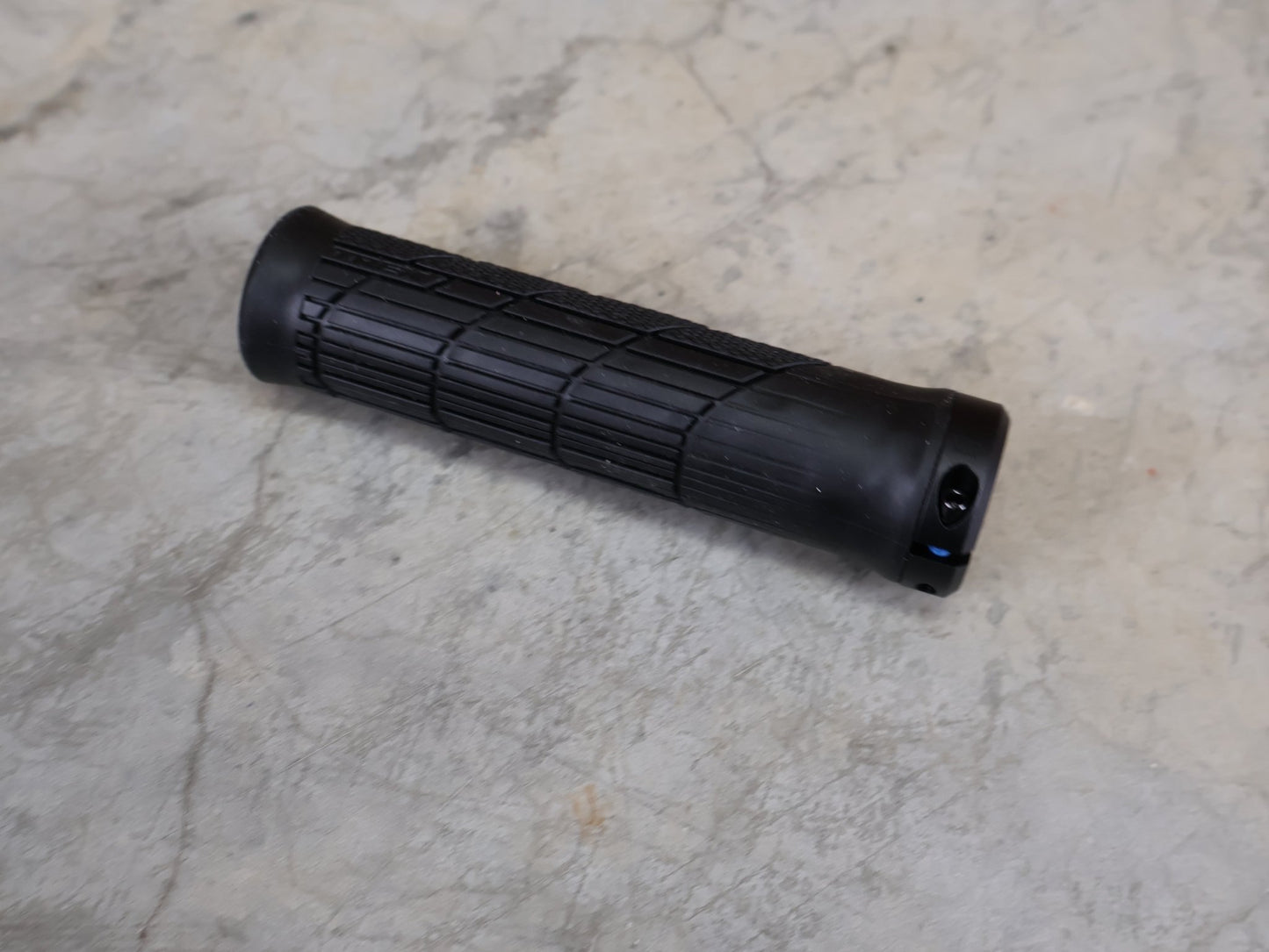 Griffe und Lenkerbänder von Trek, TREK LINE ELITE MTB - GRIFFE / 135 MM – EINZELKLEMMUNG – 32 MM – 130 G vor USEDBIKES - OB.DE Hintergrund