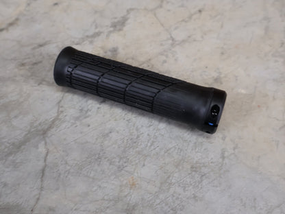 Griffe und Lenkerbänder von Trek, TREK LINE ELITE MTB - GRIFFE / 135 MM – EINZELKLEMMUNG – 32 MM – 130 G vor USEDBIKES - OB.DE Hintergrund