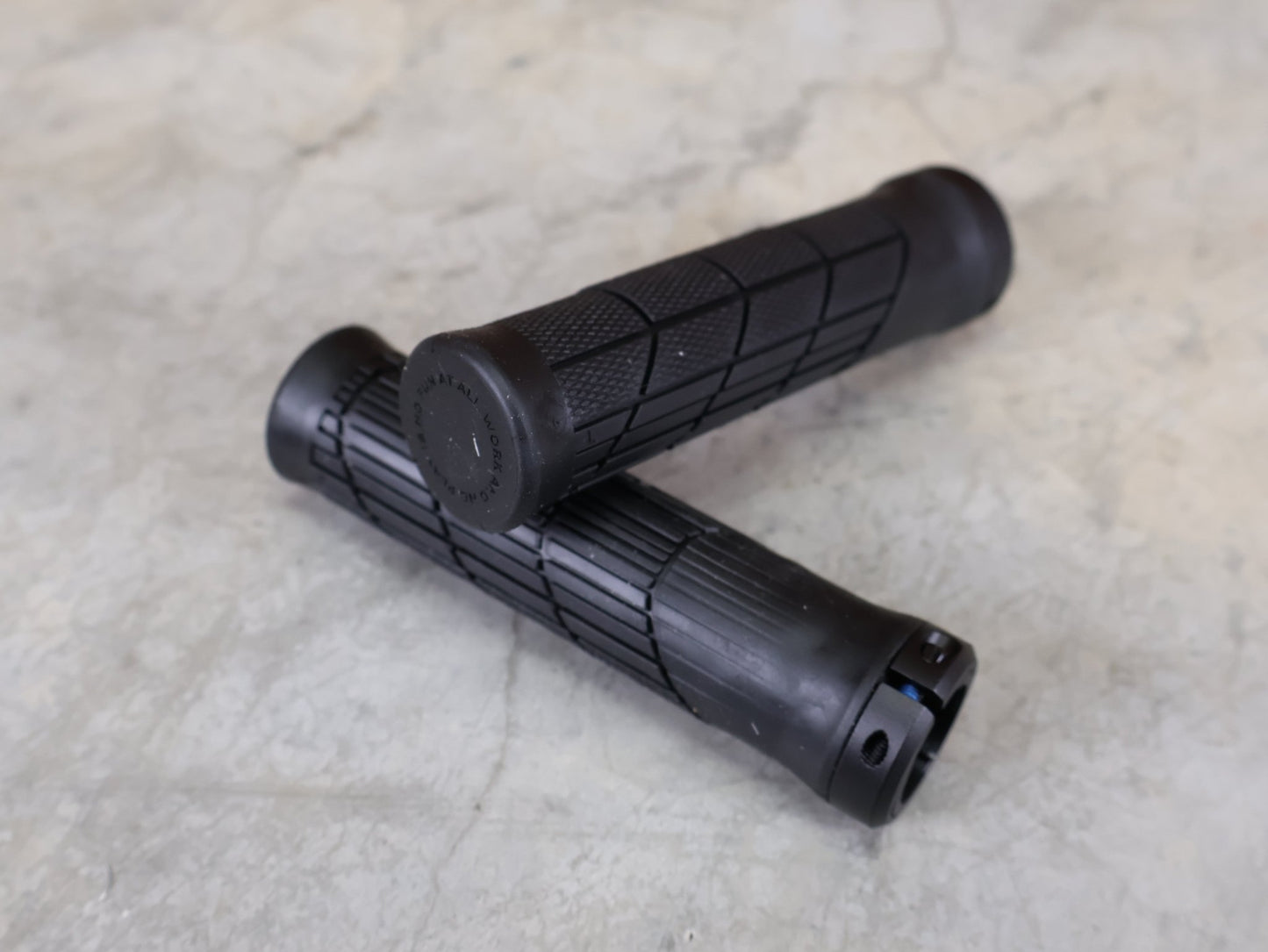Griffe und Lenkerbänder von Trek, TREK LINE ELITE MTB - GRIFFE / 135 MM – EINZELKLEMMUNG – 32 MM – 130 G vor USEDBIKES - OB.DE Hintergrund