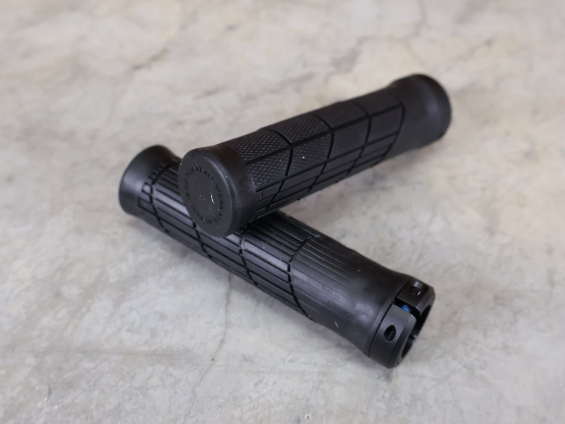 Griffe und Lenkerbänder von Trek, TREK LINE ELITE MTB - GRIFFE / 135 MM – EINZELKLEMMUNG – 32 MM – 130 G vor USEDBIKES - OB.DE Hintergrund