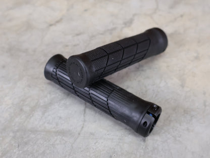 Griffe und Lenkerbänder von Trek, TREK LINE ELITE MTB - GRIFFE / 135 MM – EINZELKLEMMUNG – 32 MM – 130 G vor USEDBIKES - OB.DE Hintergrund