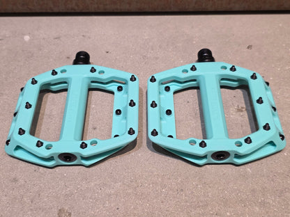 Pedale von Trek, TREK LINE ELITE PLATTFORM / MOUNTAINBIKE PEDAL vor USEDBIKES - OB.DE Hintergrund