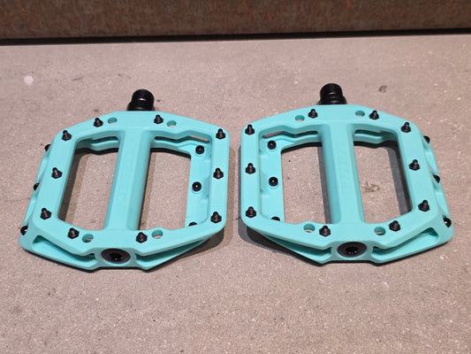 Pedale von Trek, TREK LINE ELITE PLATTFORM / MOUNTAINBIKE PEDAL vor USEDBIKES - OB.DE Hintergrund