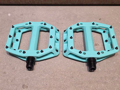 Pedale von Trek, TREK LINE ELITE PLATTFORM / MOUNTAINBIKE PEDAL vor USEDBIKES - OB.DE Hintergrund