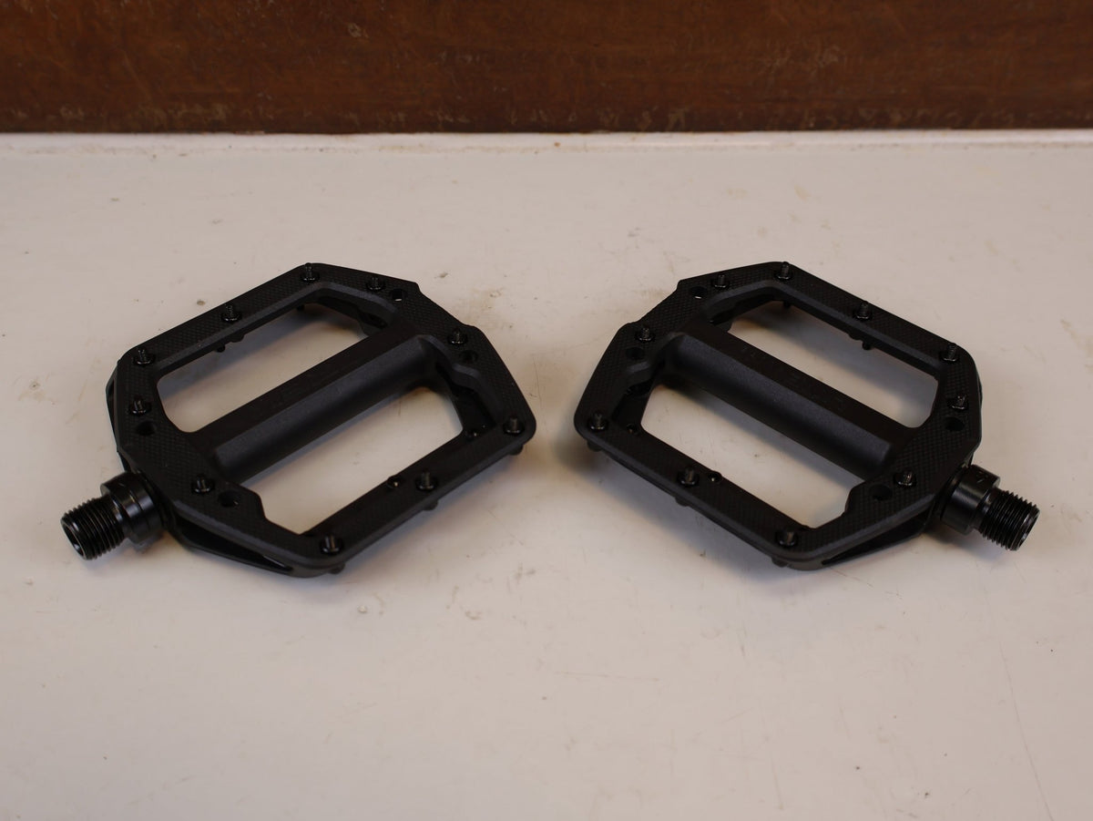 Pedale von Trek, TREK LINE ELITE PLATTFORMPEDALE NYLON STAHLPINS / 5306307 vor USEDBIKES-OB.DE Hintergrund