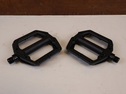 Pedale von Trek, TREK LINE ELITE PLATTFORMPEDALE NYLON STAHLPINS / 5306307 vor USEDBIKES-OB.DE Hintergrund