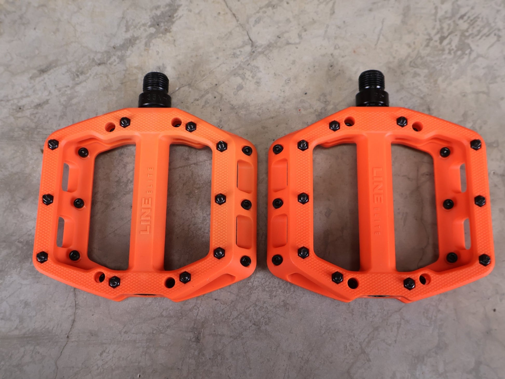 Pedale von Trek, TREK LINE ELITE PLATTFORMPEDALSET / ROARANGE – 113 X 99 MM – 342 G vor USEDBIKES - OB.DE Hintergrund