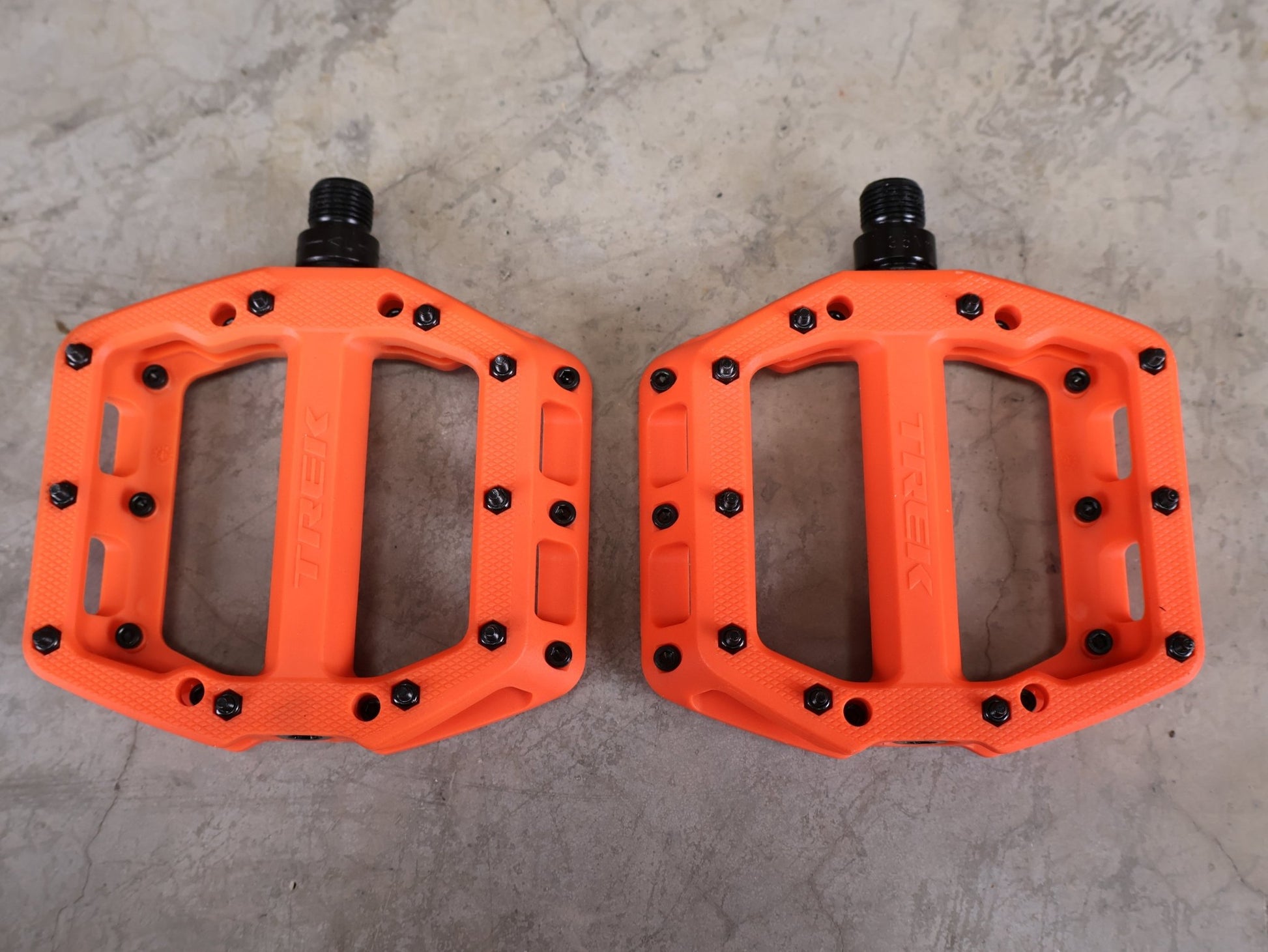 Pedale von Trek, TREK LINE ELITE PLATTFORMPEDALSET / ROARANGE – 113 X 99 MM – 342 G vor USEDBIKES - OB.DE Hintergrund