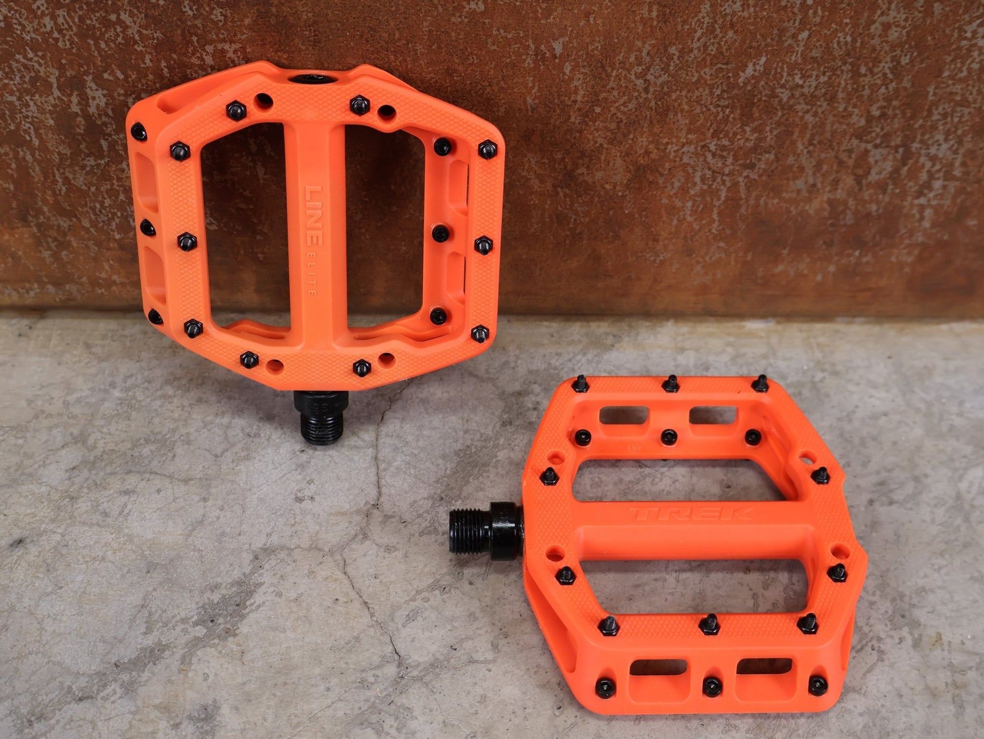 Pedale von Trek, TREK LINE ELITE PLATTFORMPEDALSET / ROARANGE – 113 X 99 MM – 342 G vor USEDBIKES - OB.DE Hintergrund