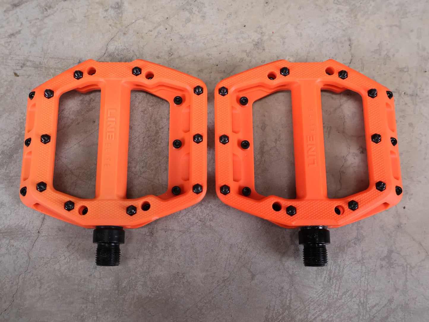 Pedale von Trek, TREK LINE ELITE PLATTFORMPEDALSET / ROARANGE – 113 X 99 MM – 342 G vor USEDBIKES - OB.DE Hintergrund