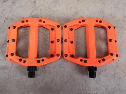 Pedale von Trek, TREK LINE ELITE PLATTFORMPEDALSET / ROARANGE – 113 X 99 MM – 342 G vor USEDBIKES - OB.DE Hintergrund