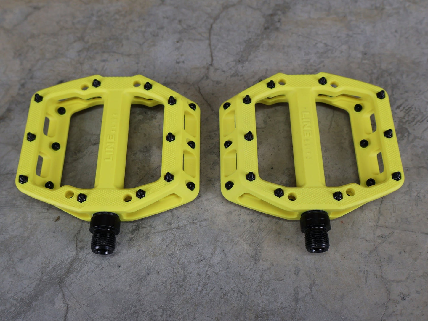 Pedale von Trek, TREK LINE ELITE PLATTFORMPEDALSET / VOLT (GELB) – 113 X 99 MM – 342 G vor USEDBIKES - OB.DE Hintergrund