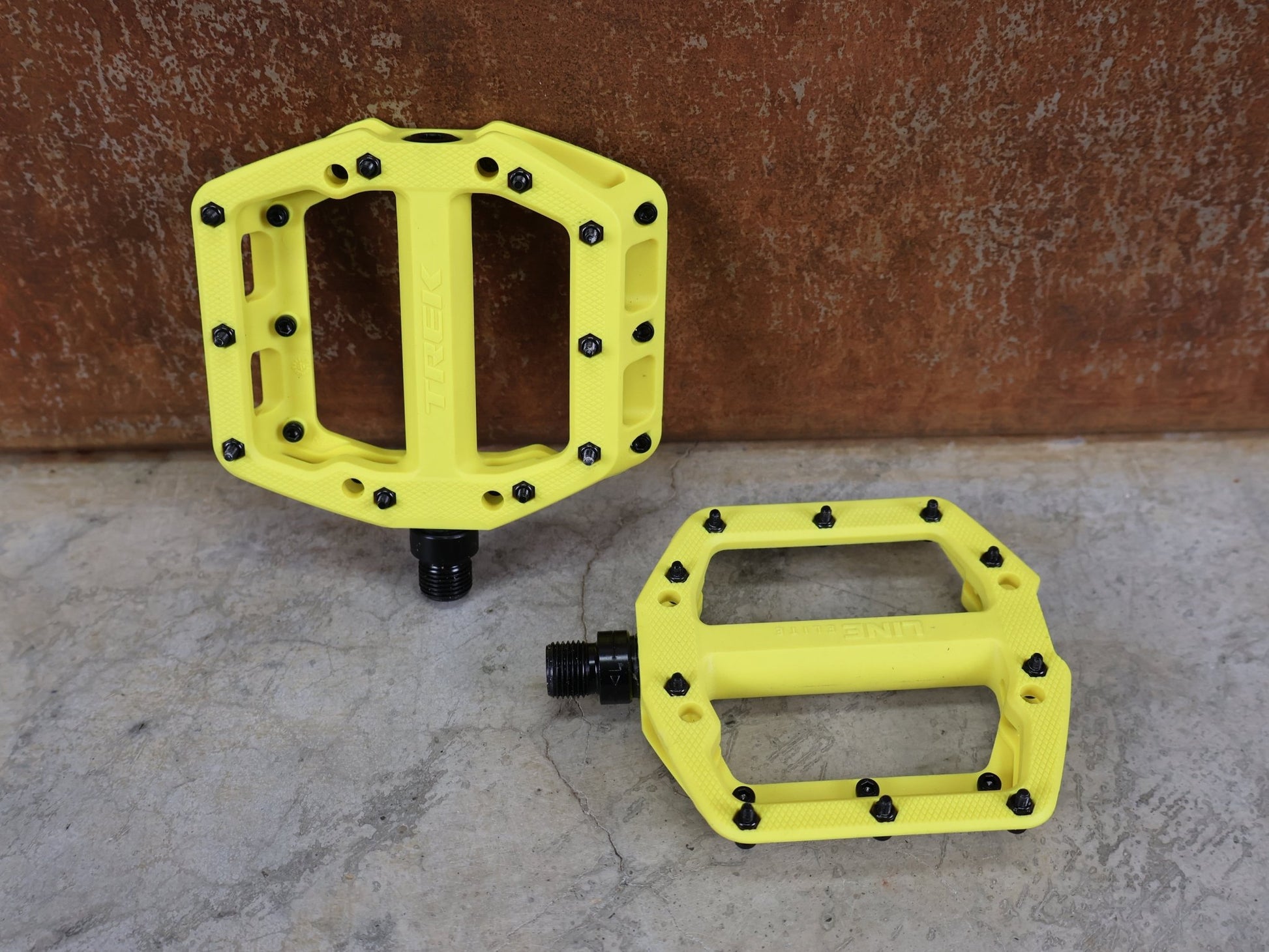 Pedale von Trek, TREK LINE ELITE PLATTFORMPEDALSET / VOLT (GELB) – 113 X 99 MM – 342 G vor USEDBIKES - OB.DE Hintergrund