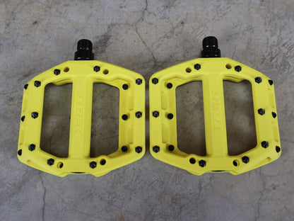 Pedale von Trek, TREK LINE ELITE PLATTFORMPEDALSET / VOLT (GELB) – 113 X 99 MM – 342 G vor USEDBIKES - OB.DE Hintergrund