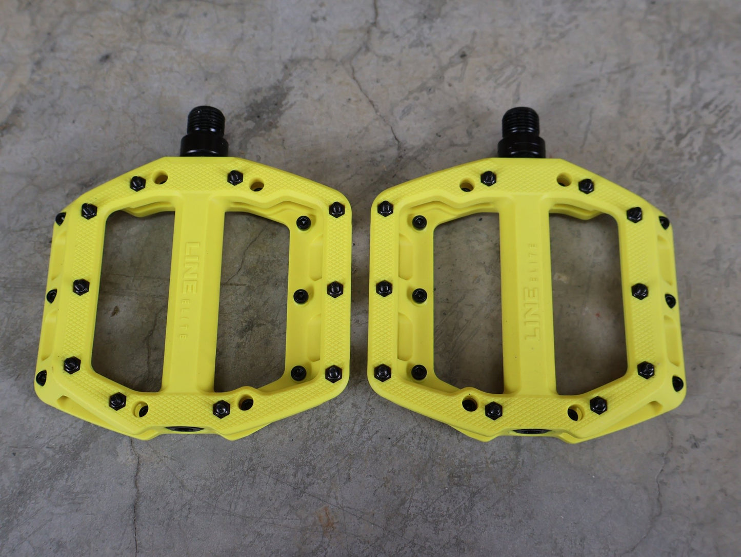 Pedale von Trek, TREK LINE ELITE PLATTFORMPEDALSET / VOLT (GELB) – 113 X 99 MM – 342 G vor USEDBIKES - OB.DE Hintergrund