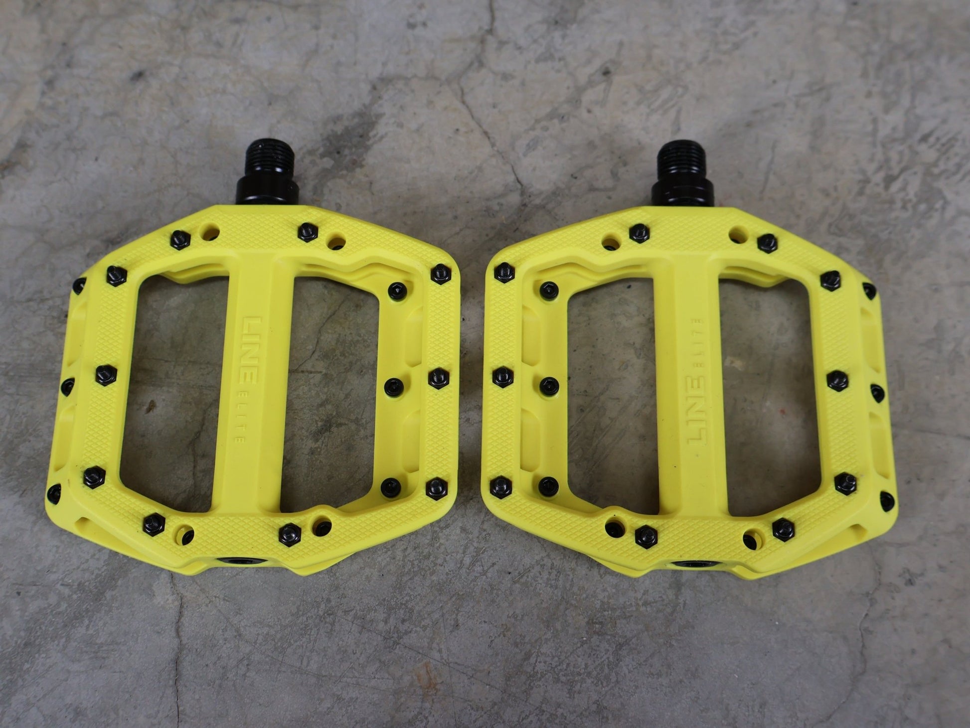 Pedale von Trek, TREK LINE ELITE PLATTFORMPEDALSET / VOLT (GELB) – 113 X 99 MM – 342 G vor USEDBIKES - OB.DE Hintergrund