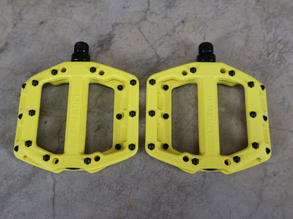 Pedale von Trek, TREK LINE ELITE PLATTFORMPEDALSET / VOLT (GELB) – 113 X 99 MM – 342 G vor USEDBIKES - OB.DE Hintergrund