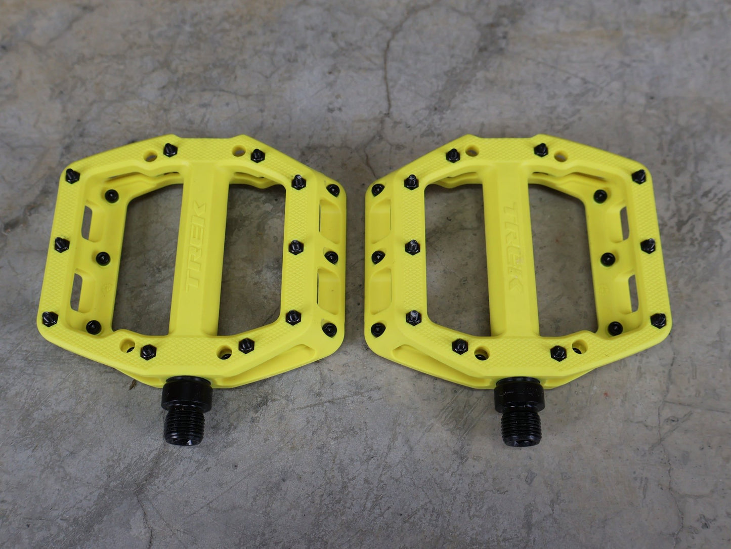 Pedale von Trek, TREK LINE ELITE PLATTFORMPEDALSET / VOLT (GELB) – 113 X 99 MM – 342 G vor USEDBIKES - OB.DE Hintergrund