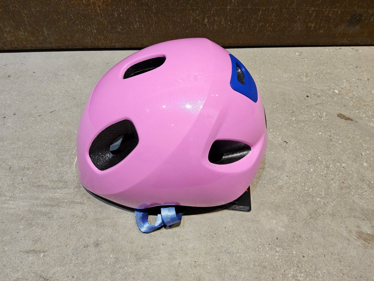Helme von Trek, TREK LITTLE DIPPER KINDER FAHRRADHELM / PINK FROSTING vor USEDBIKES - OB.DE Hintergrund