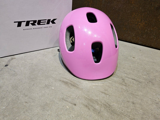 Helme von Trek, TREK LITTLE DIPPER KINDER FAHRRADHELM / PINK FROSTING vor USEDBIKES - OB.DE Hintergrund