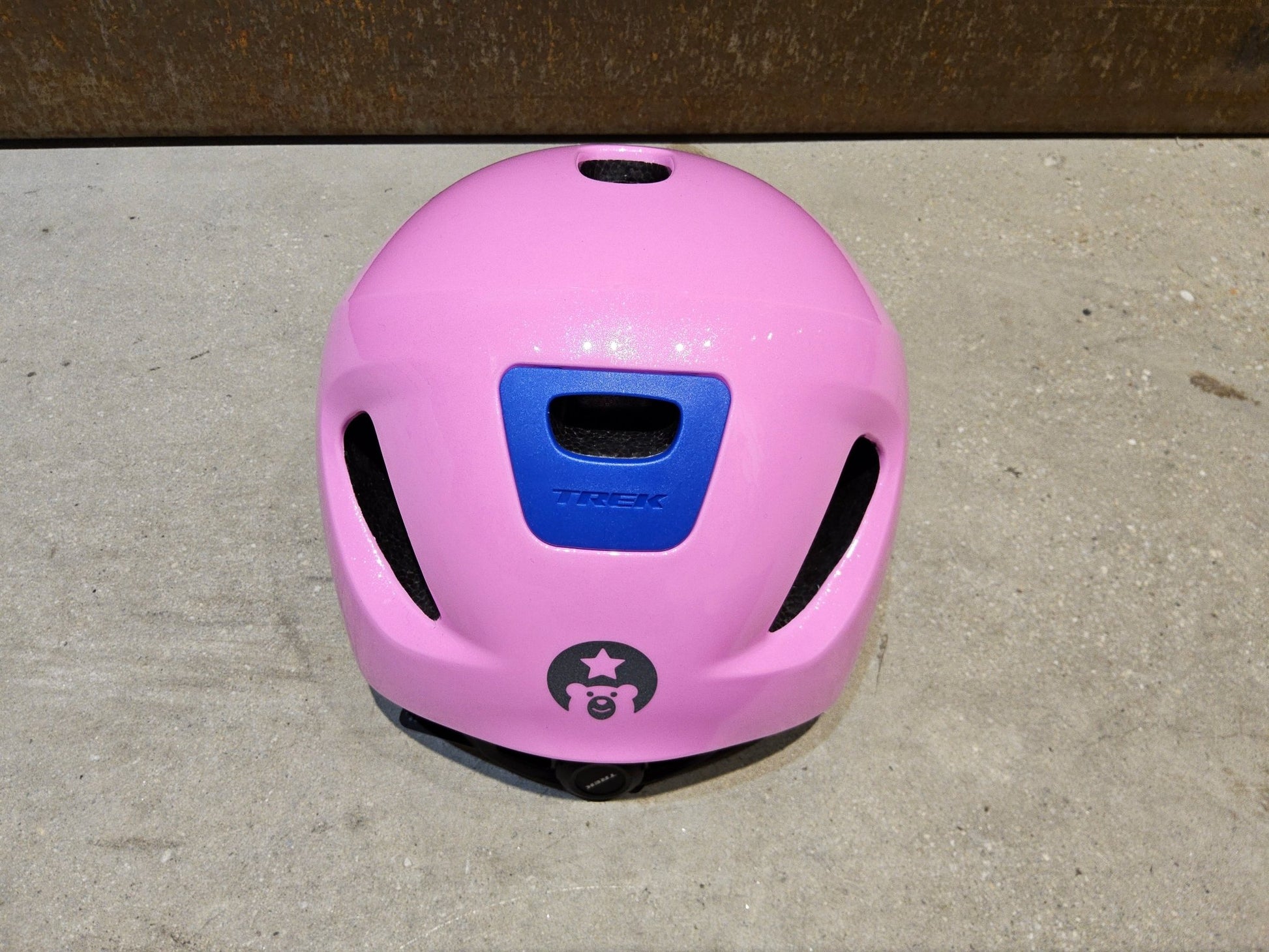 Helme von Trek, TREK LITTLE DIPPER KINDER FAHRRADHELM / PINK FROSTING vor USEDBIKES - OB.DE Hintergrund