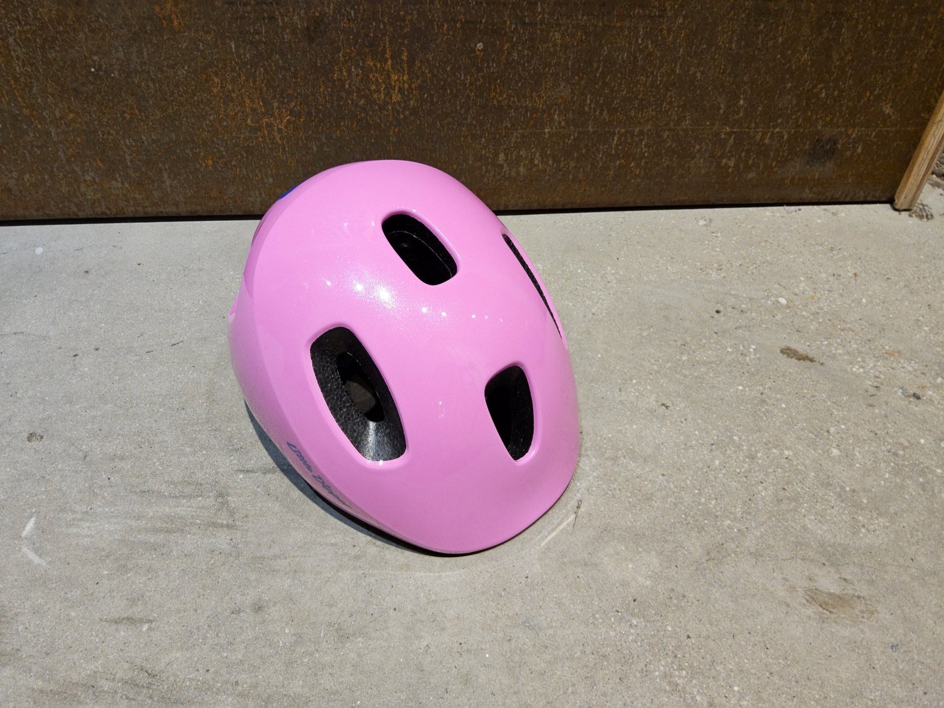 Helme von Trek, TREK LITTLE DIPPER KINDER FAHRRADHELM / PINK FROSTING vor USEDBIKES - OB.DE Hintergrund