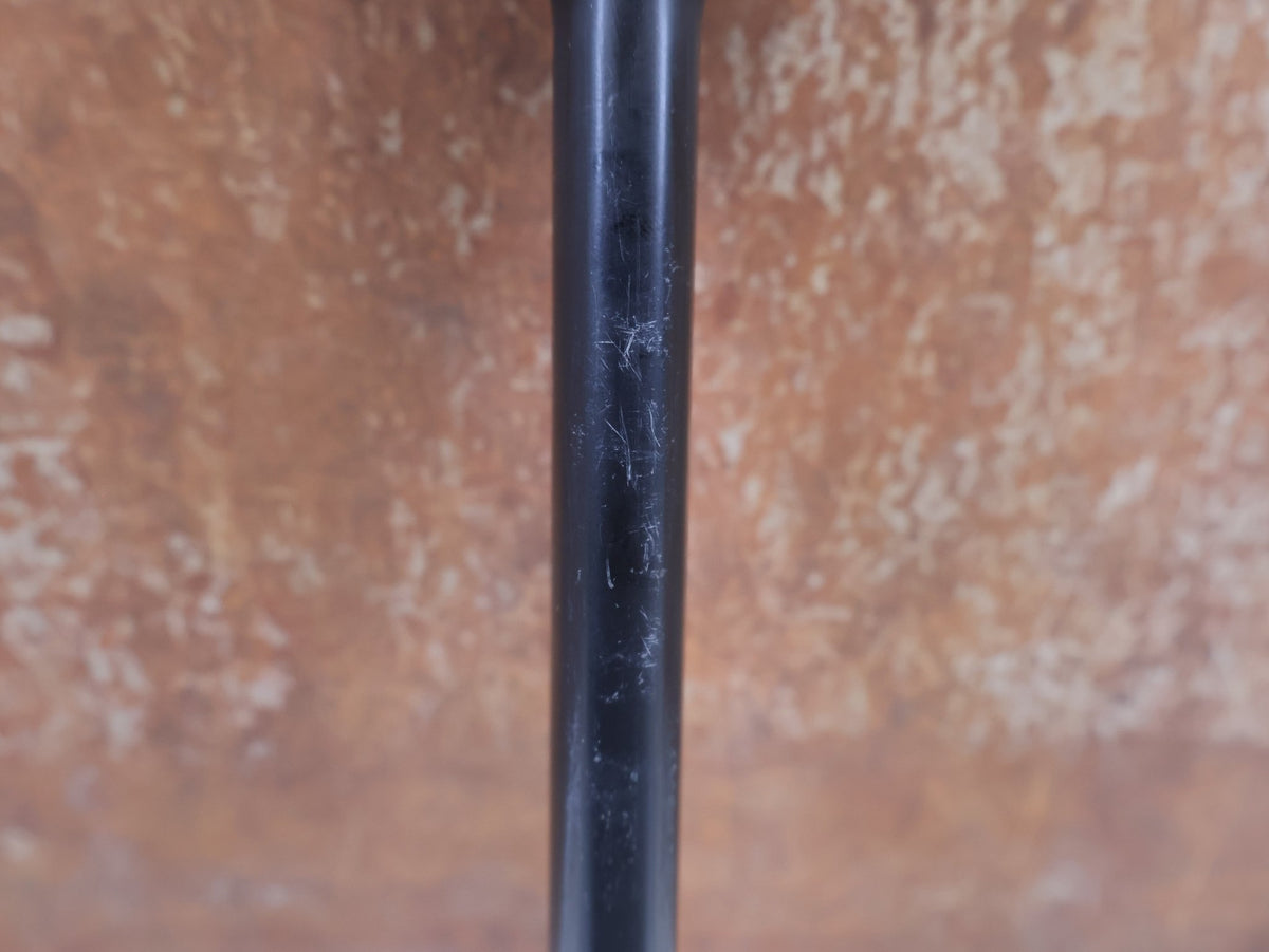 Sattelstütze von Trek, Trek Madone Gen 8 Carbon Sattelstütze 190mm 0mm Setback vor USEDBIKES-OB.DE Hintergrund