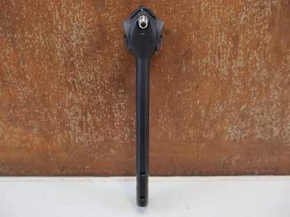 Sattelstütze von Trek, TREK MADONE GEN 8 SATTELSTÜTZE / CARBON / 190 MM / 0 MM SETBACK / W5316715 vor USEDBIKES-OB.DE Hintergrund