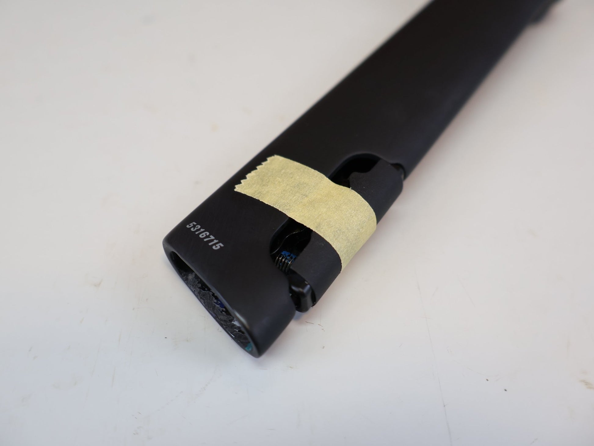 Sattelstütze von Trek, TREK MADONE GEN 8 SATTELSTÜTZE / CARBON / 190 MM / 0 MM SETBACK / W5316715 vor USEDBIKES-OB.DE Hintergrund