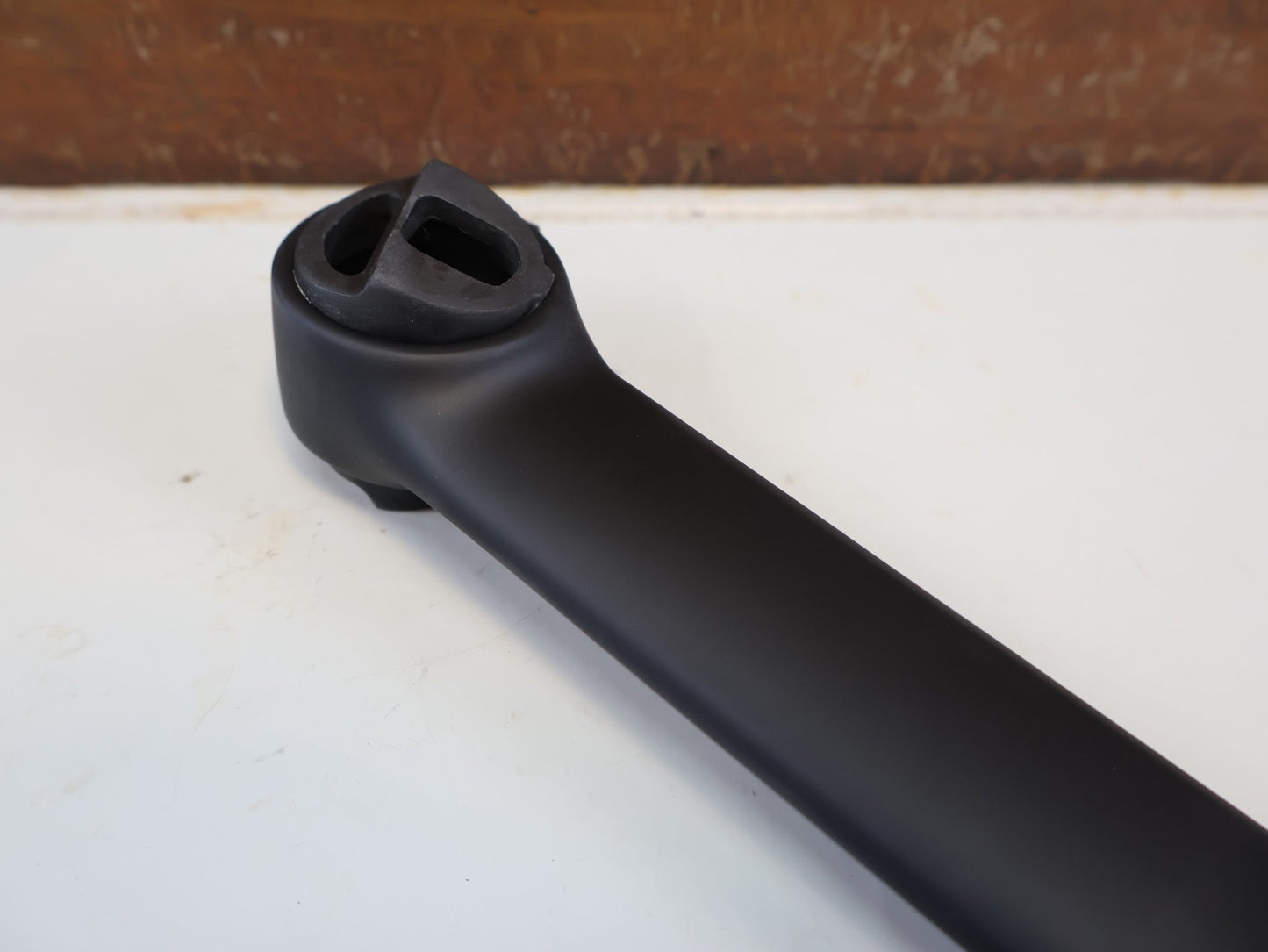 Sattelstütze von Trek, TREK MADONE GEN 8 SATTELSTÜTZE / CARBON / 190 MM / 0 MM SETBACK / W5316715 vor USEDBIKES-OB.DE Hintergrund