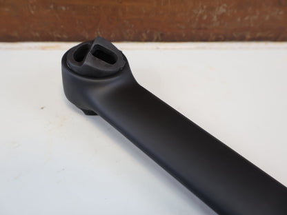 Sattelstütze von Trek, TREK MADONE GEN 8 SATTELSTÜTZE / CARBON / 190 MM / 0 MM SETBACK / W5316715 vor USEDBIKES-OB.DE Hintergrund