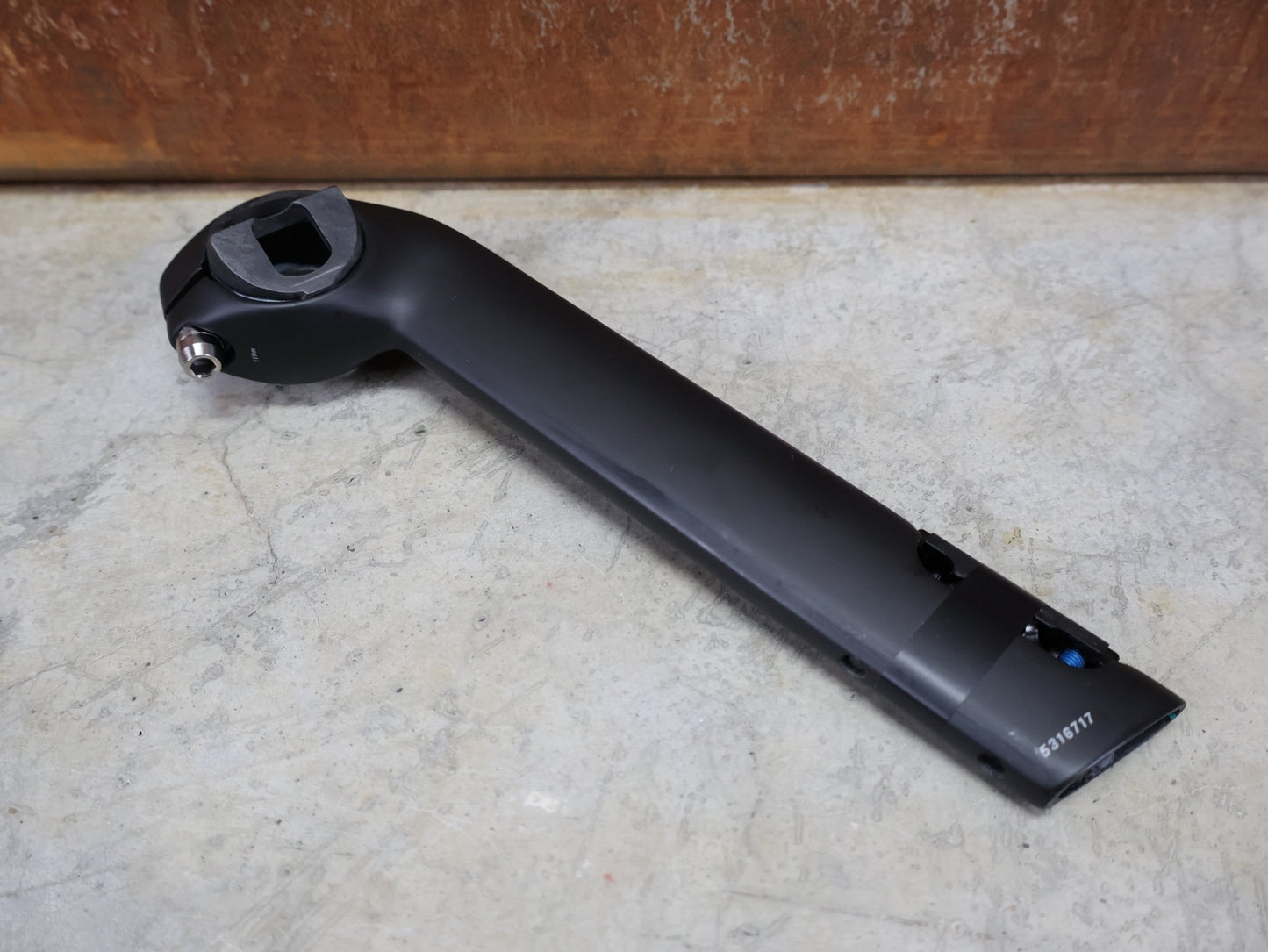 Sattelstütze von Trek, TREK – MADONE GEN 8 SATTELSTÜTZE / 190 MM / 20 MM SETBACK / ORIGINAL - ERSATZTEIL W5316717 vor USEDBIKES - OB.DE Hintergrund