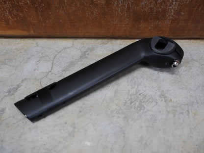 Sattelstütze von Trek, TREK – MADONE GEN 8 SATTELSTÜTZE / 190 MM / 20 MM SETBACK / ORIGINAL - ERSATZTEIL W5316717 vor USEDBIKES - OB.DE Hintergrund