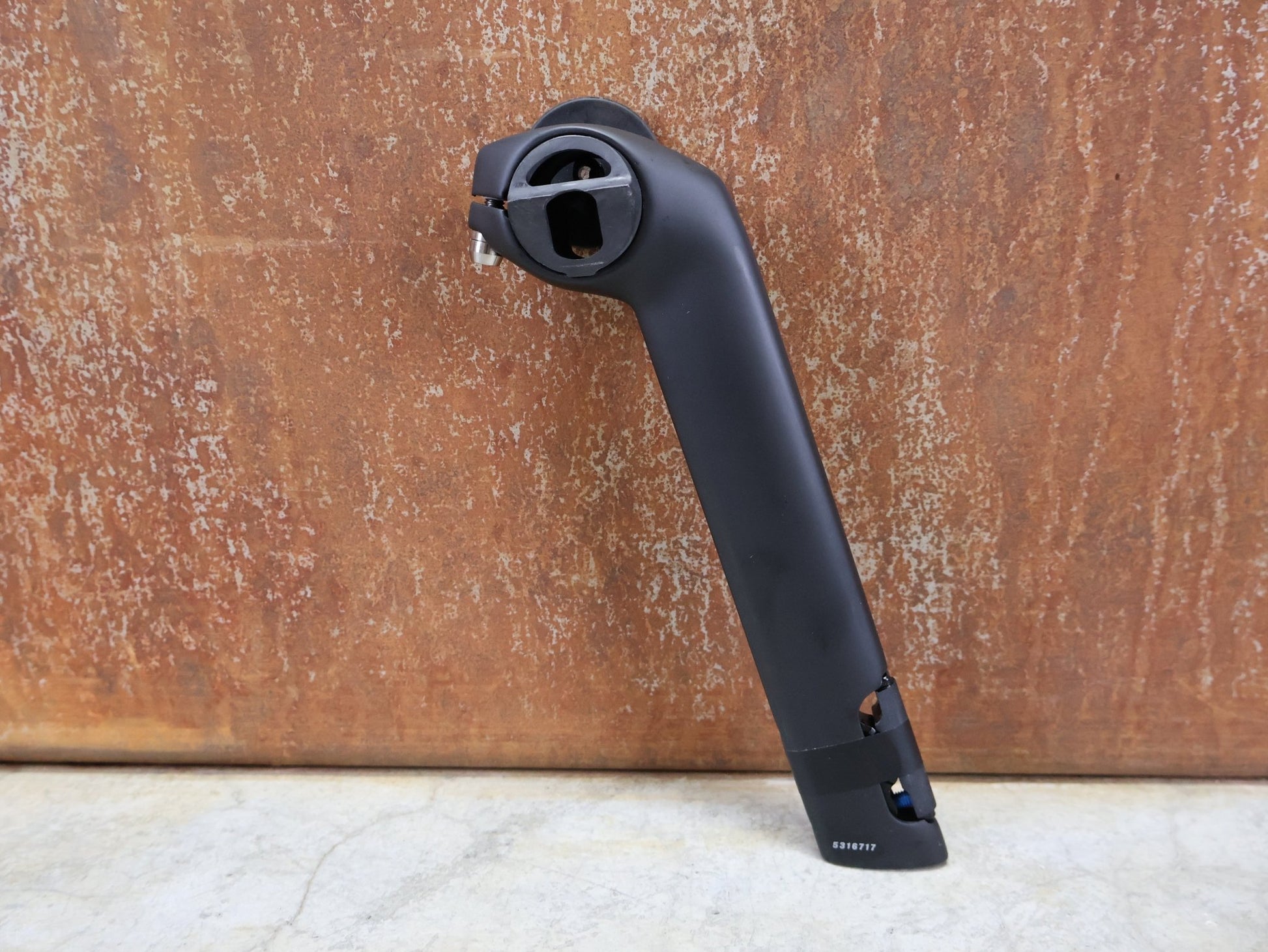 Sattelstütze von Trek, TREK – MADONE GEN 8 SATTELSTÜTZE / 190 MM / 20 MM SETBACK / ORIGINAL - ERSATZTEIL W5316717 vor USEDBIKES - OB.DE Hintergrund