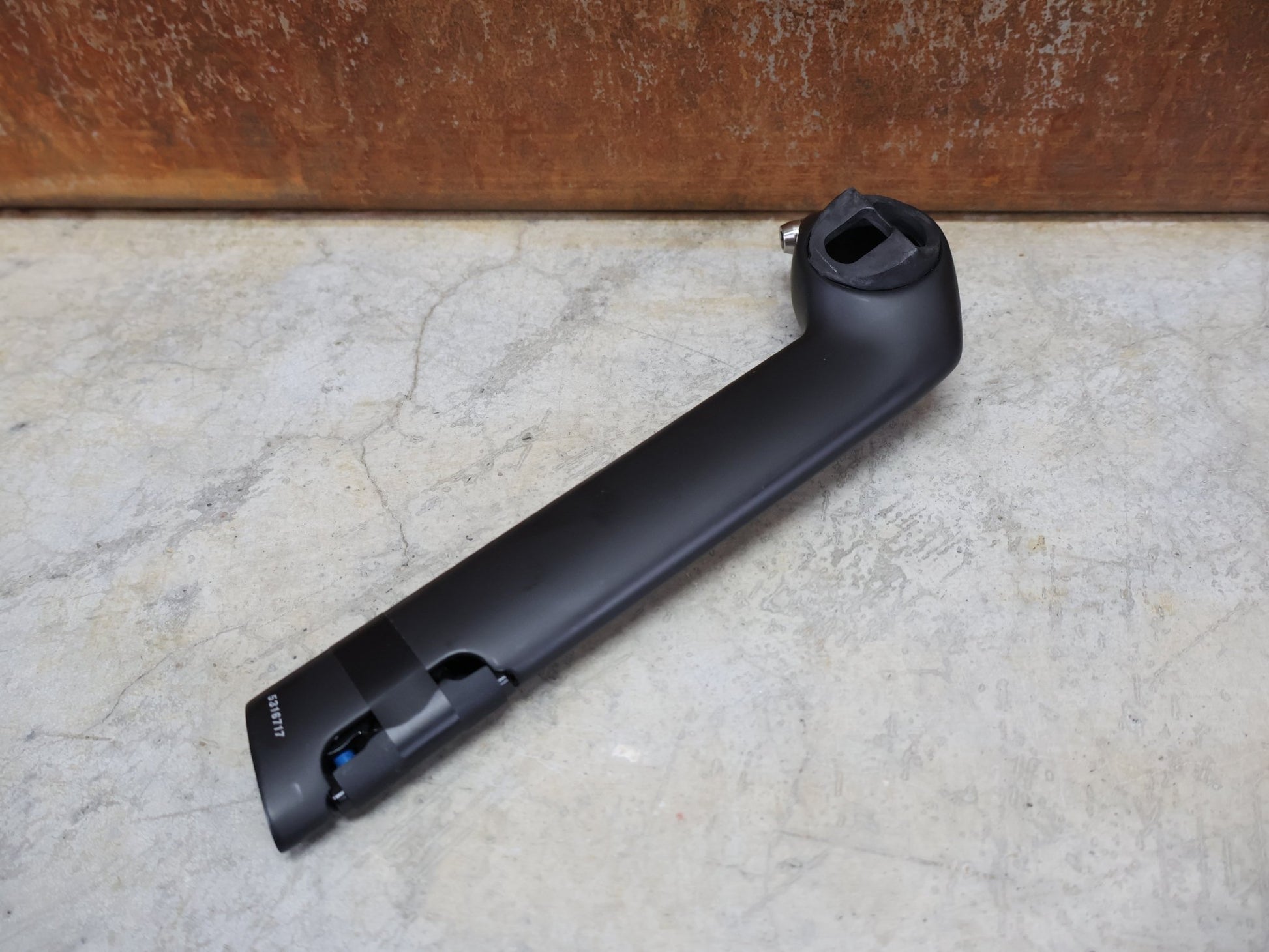 Sattelstütze von Trek, TREK – MADONE GEN 8 SATTELSTÜTZE / 190 MM / 20 MM SETBACK / ORIGINAL - ERSATZTEIL W5316717 vor USEDBIKES - OB.DE Hintergrund