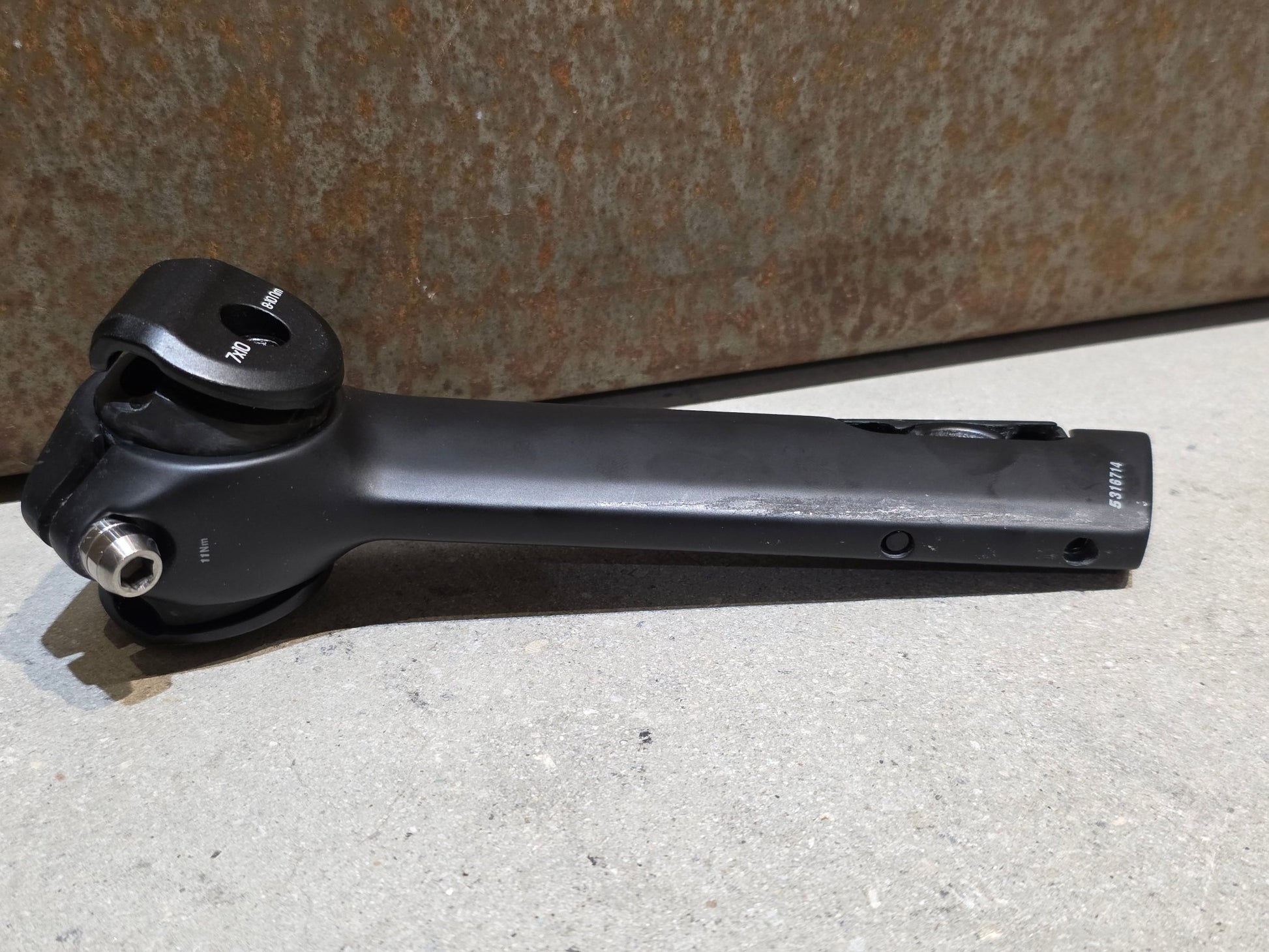 Sattelstütze von Bontrager, TREK MADONE GEN 8 SATTELSTÜTZE / CARBON SMOKE / 150MM / SB 0MM vor USEDBIKES - OB.DE Hintergrund