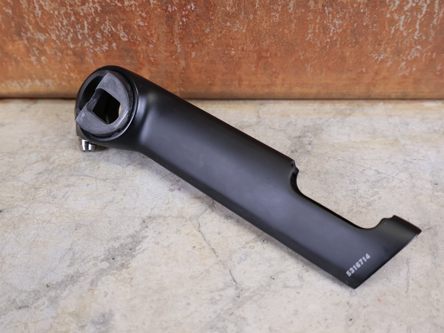 Sattelstütze von Bontrager, TREK MADONE GEN 8 SATTELSTÜTZE / CARBON SMOKE / 150MM / SB 0MM vor USEDBIKES - OB.DE Hintergrund