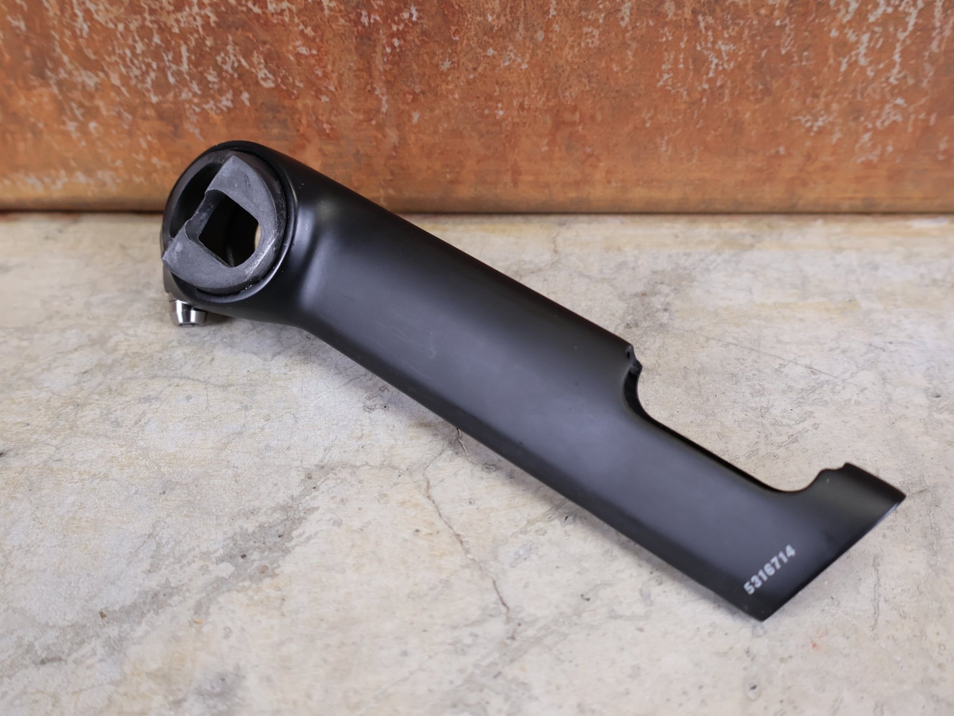 Sattelstütze von Bontrager, TREK MADONE GEN 8 SATTELSTÜTZE / CARBON SMOKE / 150MM / SB 0MM vor USEDBIKES - OB.DE Hintergrund