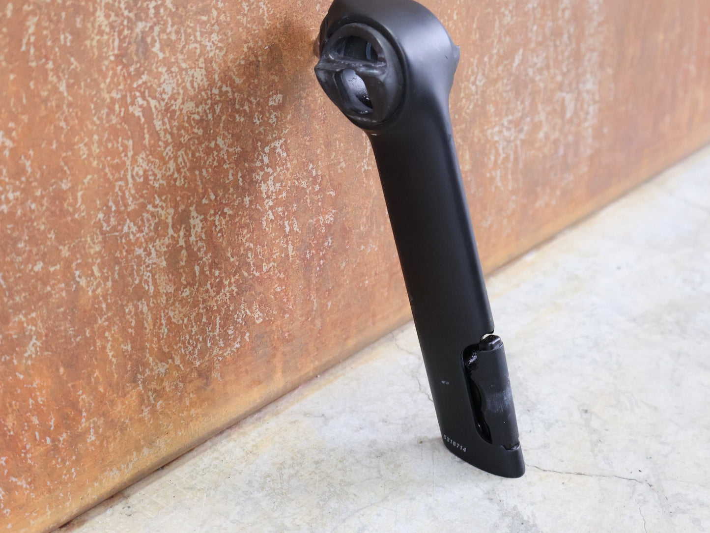 Sattelstütze von Bontrager, TREK MADONE GEN 8 SATTELSTÜTZE / CARBON SMOKE / 150MM / SB 0MM vor USEDBIKES - OB.DE Hintergrund