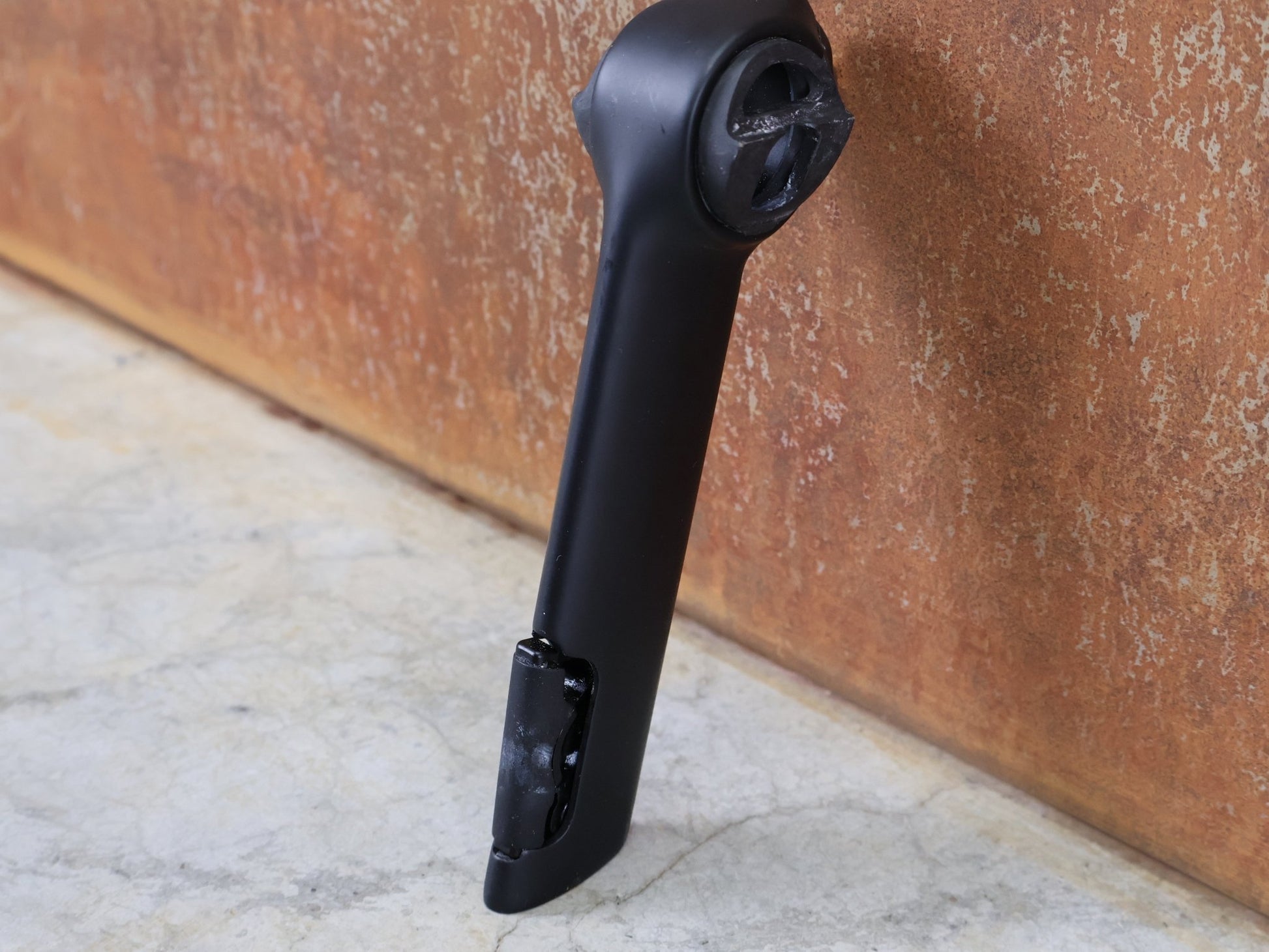 Sattelstütze von Bontrager, TREK MADONE GEN 8 SATTELSTÜTZE / CARBON SMOKE / 150MM / SB 0MM vor USEDBIKES - OB.DE Hintergrund