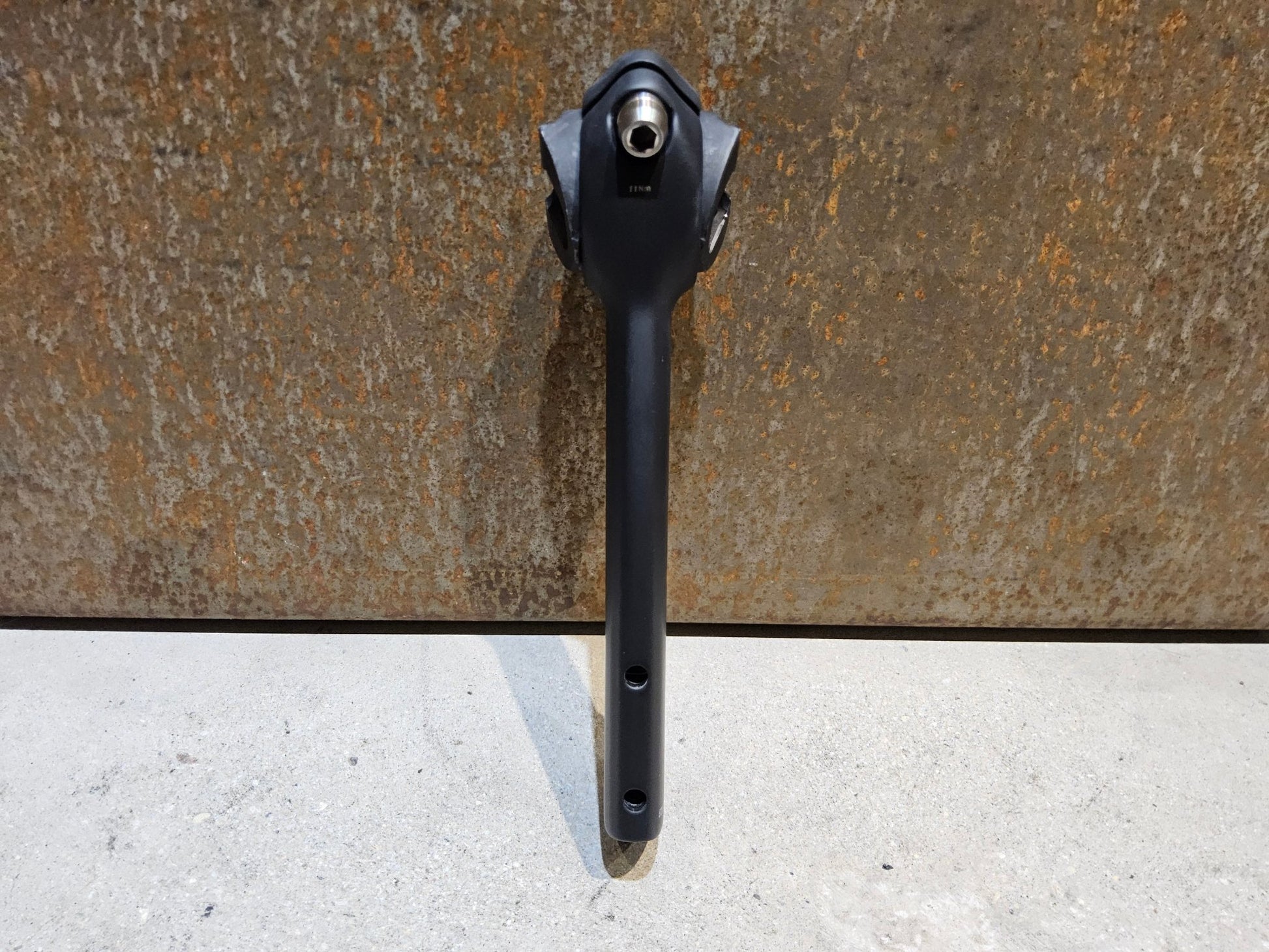 Sattelstütze von Bontrager, TREK MADONE GEN 8 SATTELSTÜTZE / CARBON SMOKE / 150MM / SB 0MM vor USEDBIKES - OB.DE Hintergrund