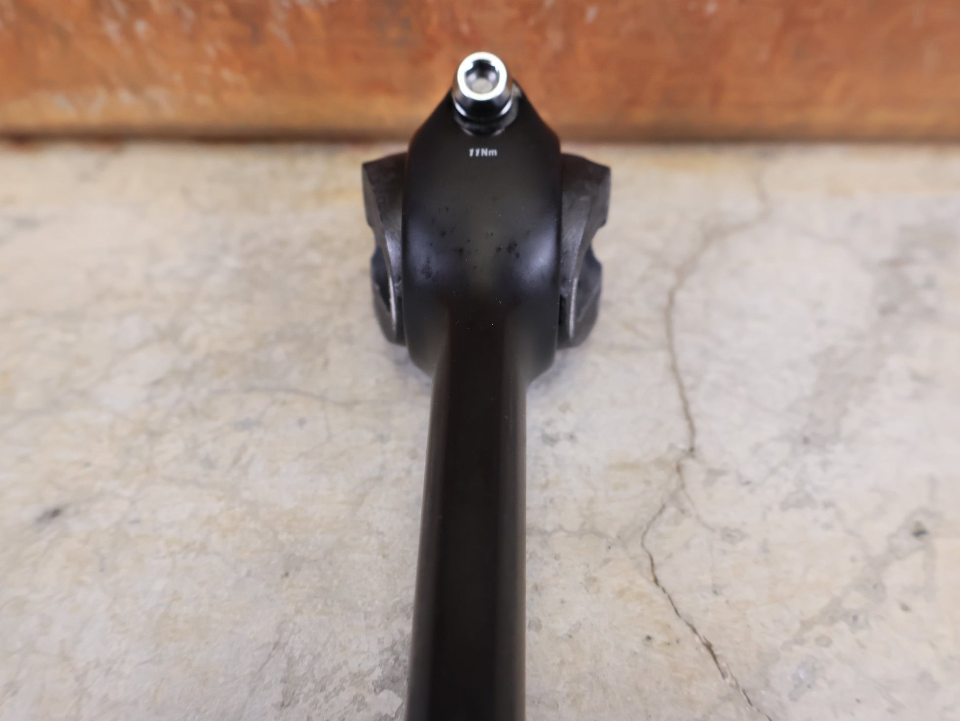 Sattelstütze von Bontrager, TREK MADONE GEN 8 SATTELSTÜTZE / CARBON SMOKE / 150MM / SB 0MM vor USEDBIKES - OB.DE Hintergrund