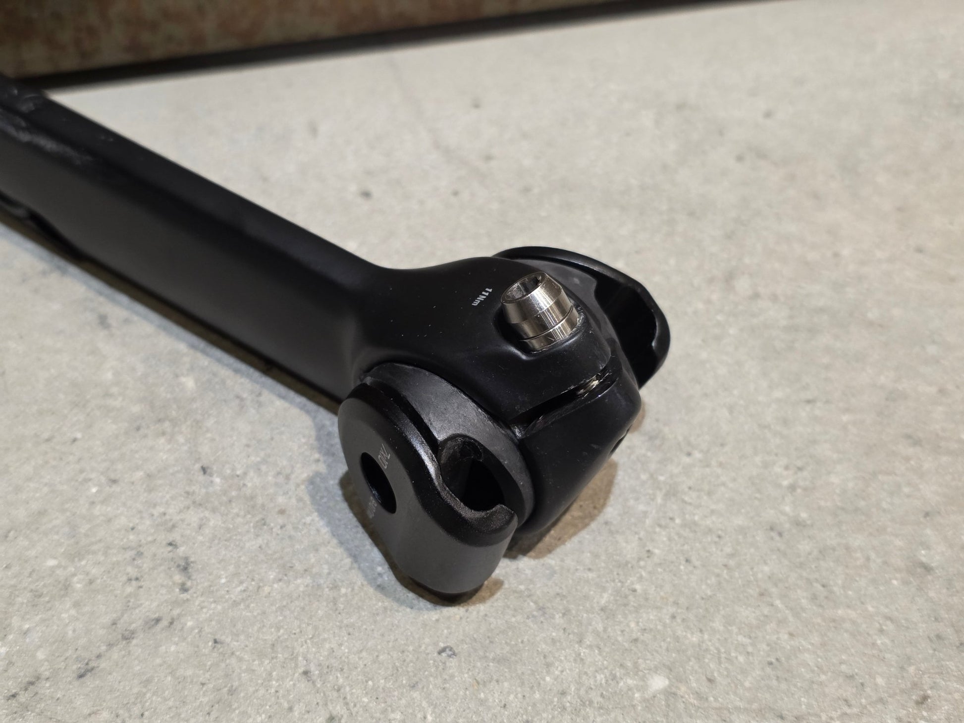 Sattelstütze von Bontrager, TREK MADONE GEN 8 SATTELSTÜTZE / CARBON SMOKE / 150MM / SB 0MM vor USEDBIKES - OB.DE Hintergrund