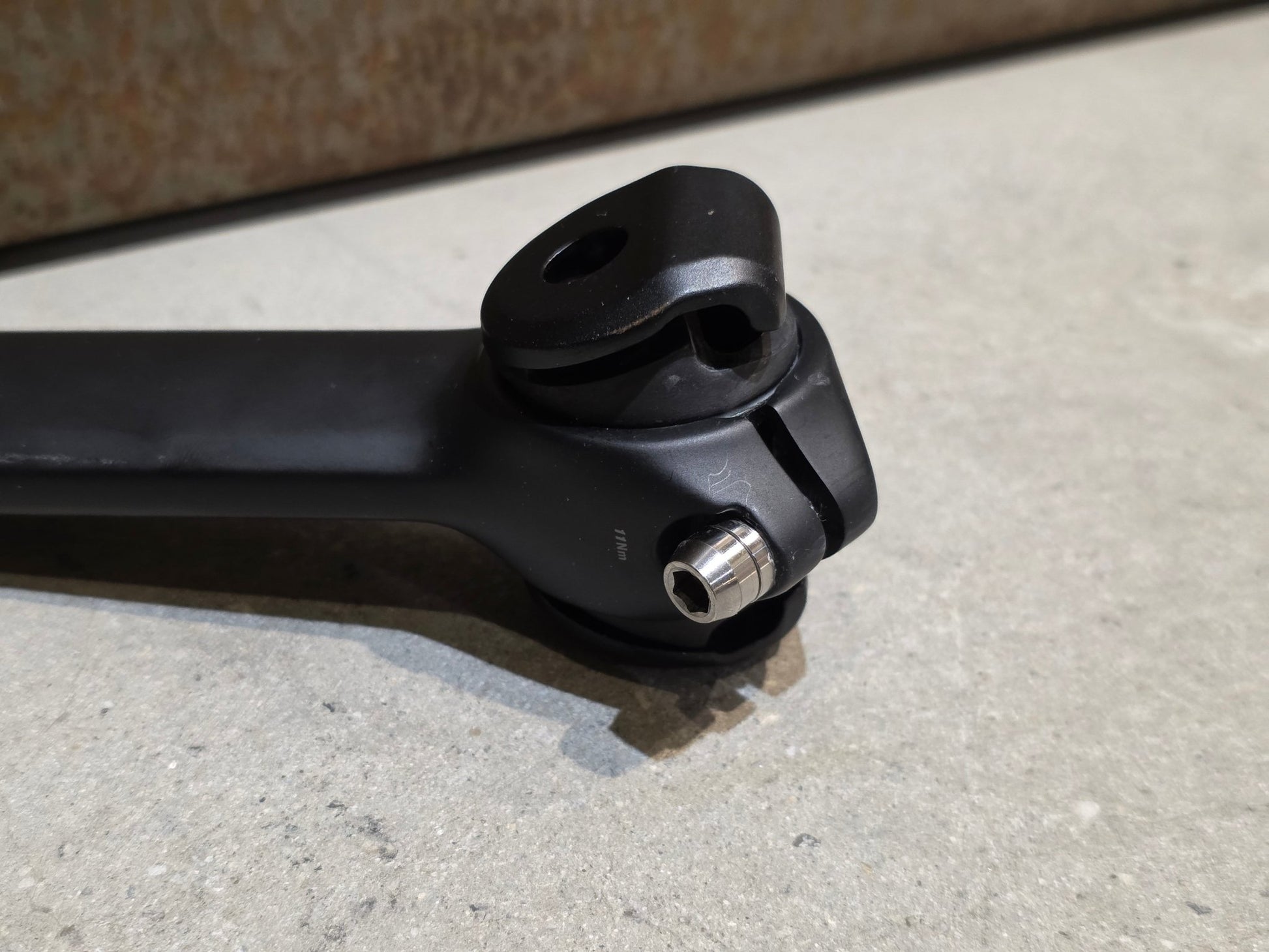 Sattelstütze von Bontrager, TREK MADONE GEN 8 SATTELSTÜTZE / CARBON SMOKE / 150MM / SB 0MM vor USEDBIKES - OB.DE Hintergrund