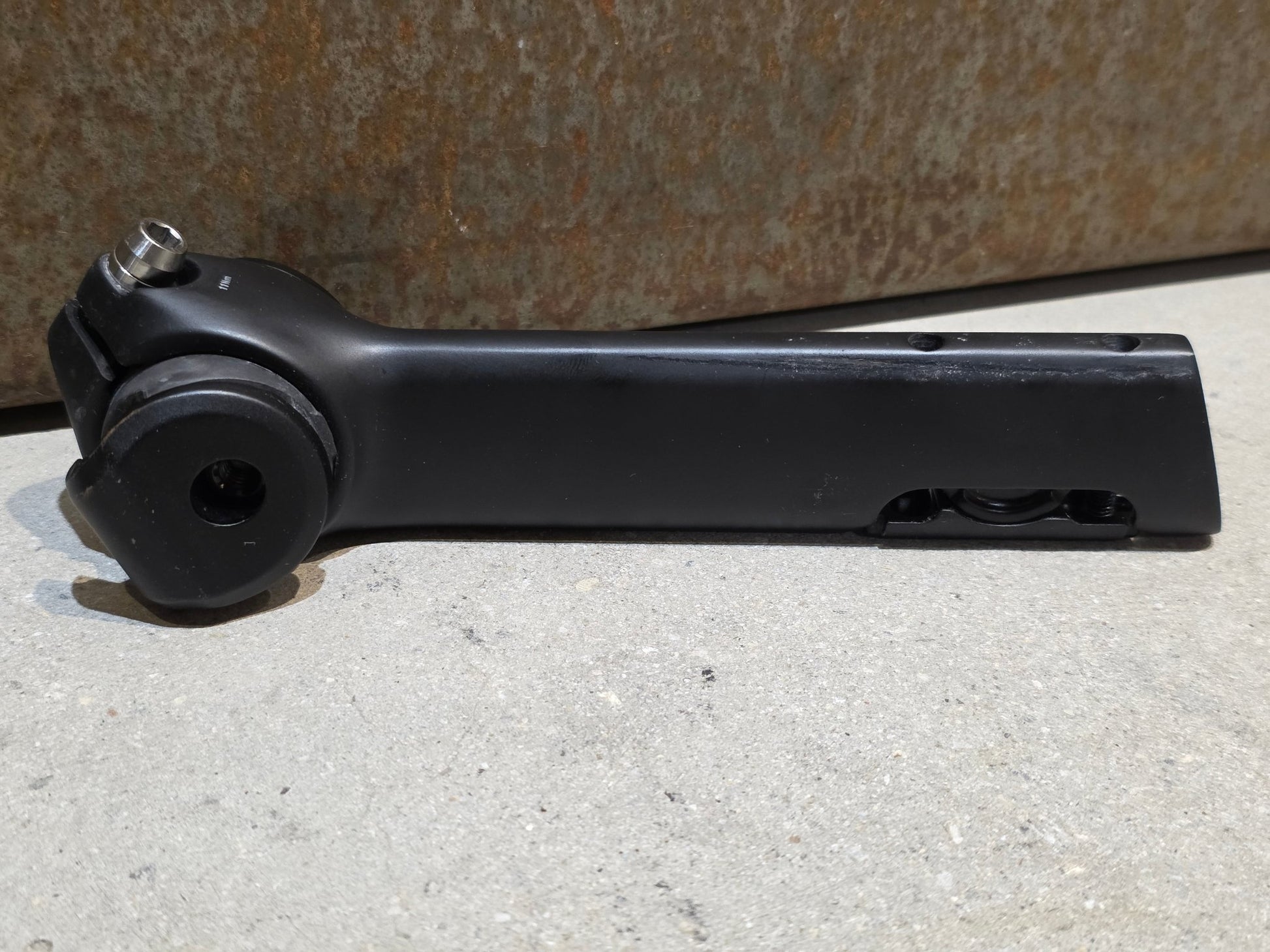 Sattelstütze von Bontrager, TREK MADONE GEN 8 SATTELSTÜTZE / CARBON SMOKE / 150MM / SB 0MM vor USEDBIKES - OB.DE Hintergrund