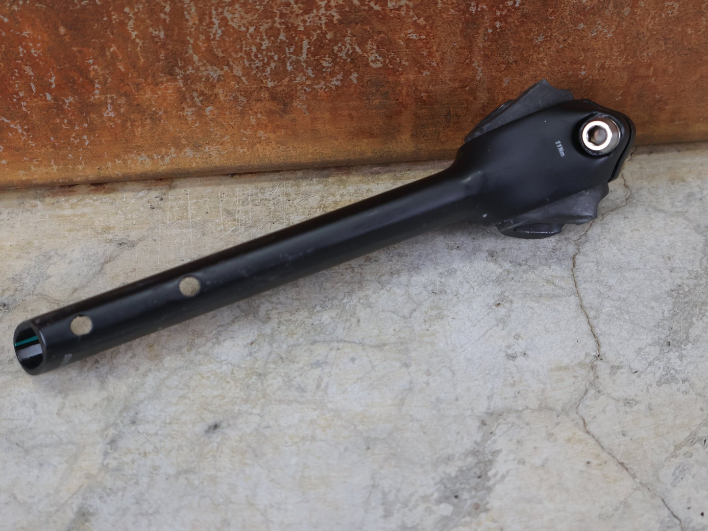 Sattelstütze von Bontrager, TREK MADONE GEN 8 SATTELSTÜTZE / CARBON SMOKE / 150MM / SB 0MM vor USEDBIKES - OB.DE Hintergrund