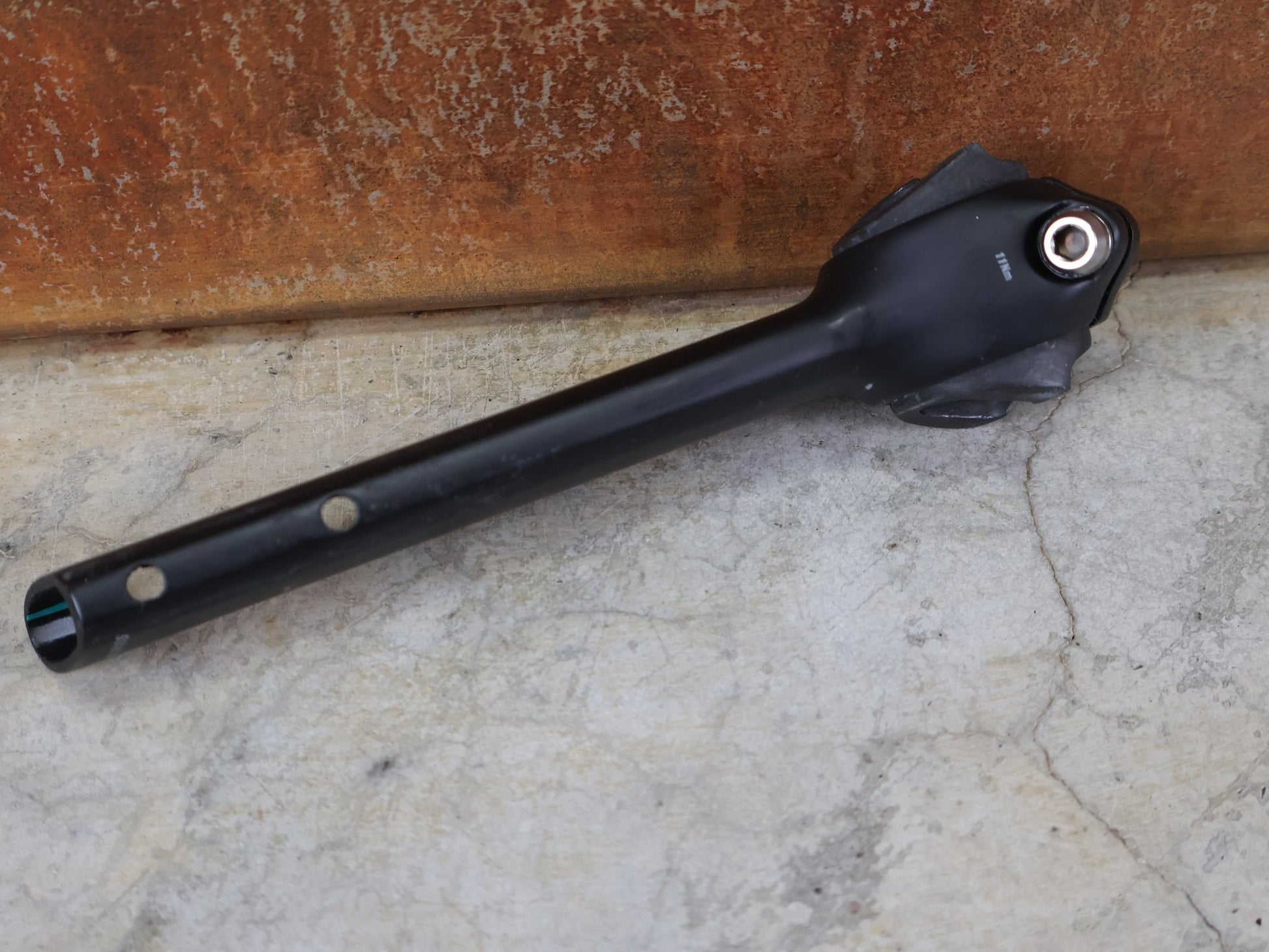 Sattelstütze von Bontrager, TREK MADONE GEN 8 SATTELSTÜTZE / CARBON SMOKE / 150MM / SB 0MM vor USEDBIKES - OB.DE Hintergrund